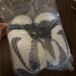 Nike Women's White and Black Slippers